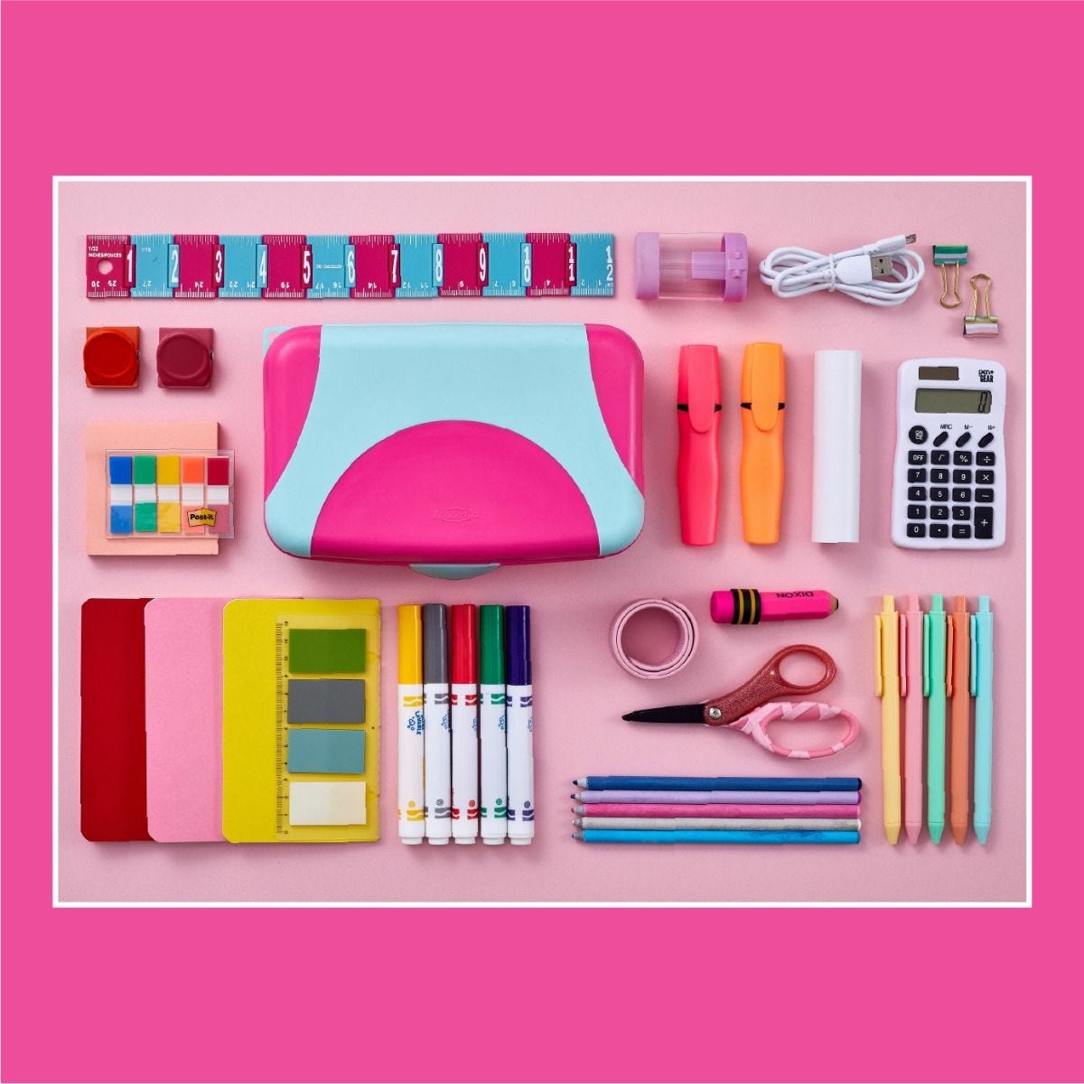 Nożyczki z zaokrąglonymi końcówkami to niezbędny przybór w szkolnym piórniku Małe nożyczki z zaokrąglonymi końcówkami leżą w piórniku