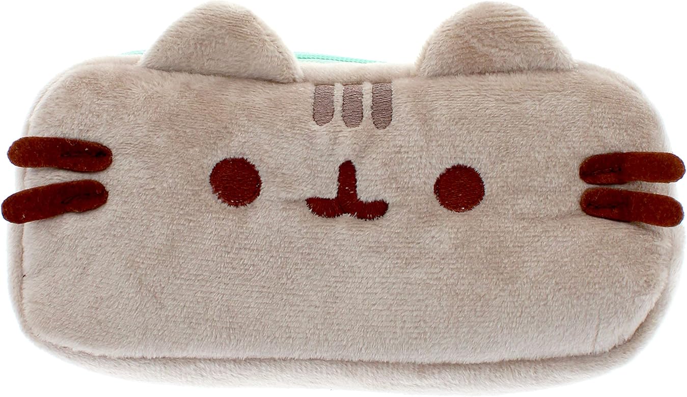 Pusheen rysuje różowym długopisem w zeszycie