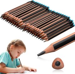 Dziecko trzyma gruby ołówek i pisze duże litery na kartce w linie