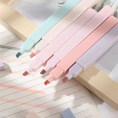 Zestaw pastelowych zakreślaczy w delikatnych kolorach na białym tle z próbkami podkreśleń