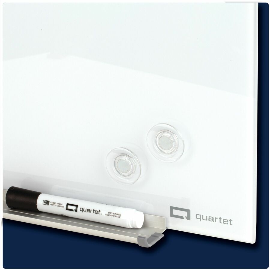 czarna szklana tablica magnetyczna z białymi notatkami i metalowymi magnesami