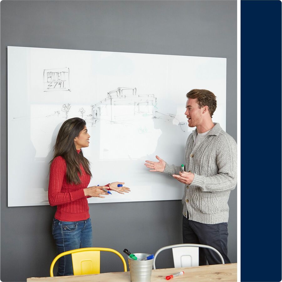 zestaw markerów i magnesów obok czystej szklanej tablicy magnetycznej