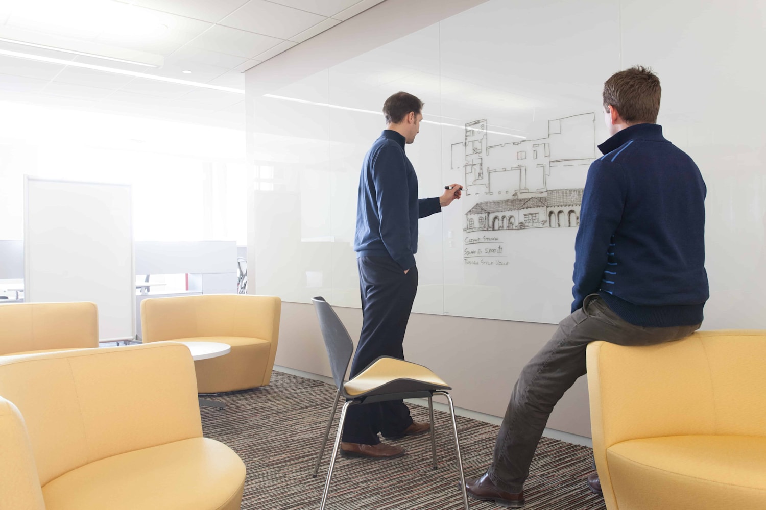 duża tablica szklana magnetyczna w sali konferencyjnej z brainstormem