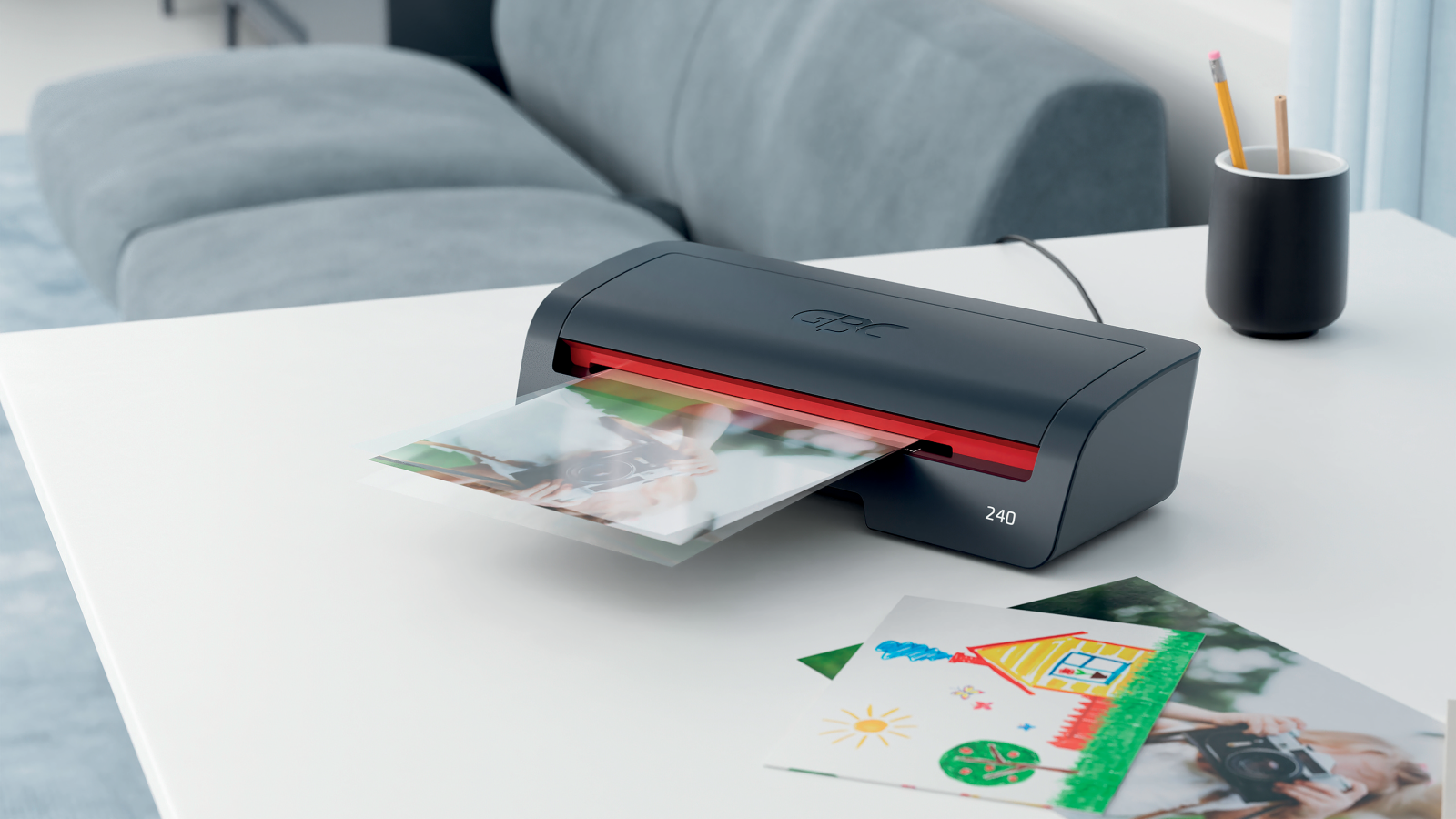 obsługa laminatora A4 z folią ręce trzymające laminator A4 z włożoną folią