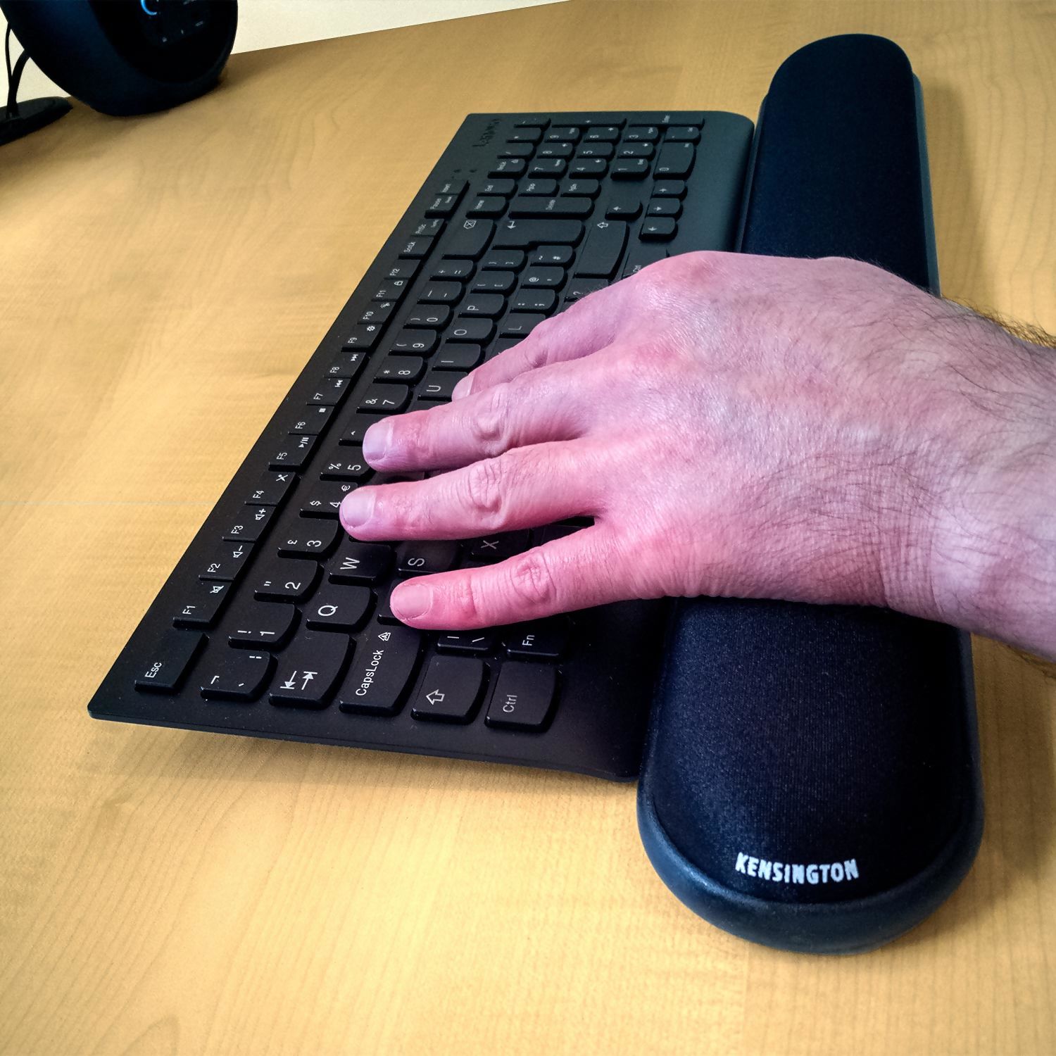 Ergonomiczne ustawienie dłoni na żelu ułożenie dłoni na podkładce żelowej w trakcji neutralnej